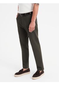 Ombre Clothing - Męskie spodnie chino REGULAR FIT z delikatną strukturą – ciemnozielone V4. Okazja: na co dzień. Kolor: zielony. Materiał: tkanina, elastan, bawełna. Styl: klasyczny, casual #4