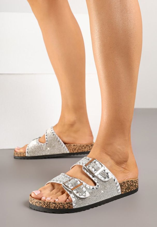 Renee - Srebrne Klapki Ozdobione Cyrkoniami i Klamrami Avelwia. Okazja: na co dzień. Kolor: srebrny. Materiał: jeans. Wzór: aplikacja. Sezon: lato. Styl: casual