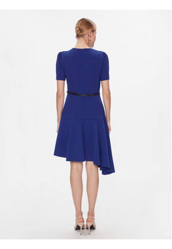 DKNY Sukienka codzienna DD3J1466 Granatowy Regular Fit. Okazja: na co dzień. Kolor: niebieski. Materiał: syntetyk. Typ sukienki: proste. Styl: casual