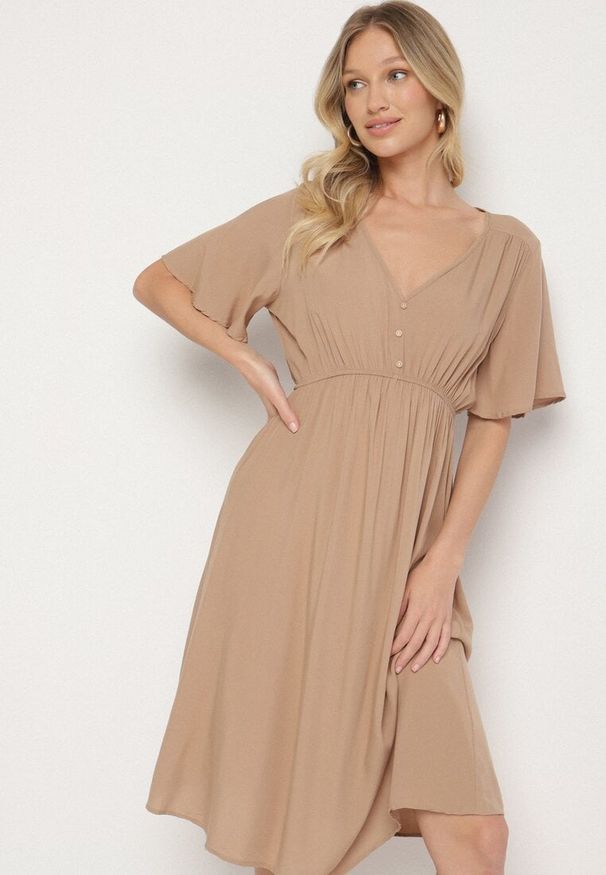 Born2be - Ciemnobeżowa Bawełniana Sukienka o Rozkloszowanym Fasonie Liranelle. Okazja: na co dzień. Typ kołnierza: dekolt w kształcie V. Kolor: beżowy. Materiał: bawełna. Długość rękawa: krótki rękaw. Sezon: lato. Typ sukienki: rozkloszowane. Styl: casual, elegancki