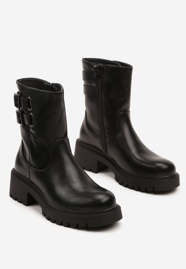 Born2be - Czarne Botki na Grubej Podeszwie z Cholewką Zdobioną Klamrami Senorith. Okazja: na spacer. Zapięcie: klamry. Kolor: czarny. Materiał: jeans. Szerokość cholewki: normalna. Wzór: aplikacja. Sezon: jesień. Styl: elegancki, klasyczny, rockowy