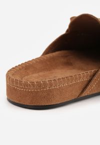 Born2be - Jasnobrązowe Klapki VICES Typu Mule z Koralikami Frędzlami i Kokardą Dioleora. Okazja: na co dzień. Kolor: brązowy. Wzór: aplikacja. Styl: casual, elegancki #3