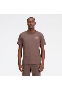 Koszulka męska New Balance MT33511DUO – brązowa. Kolor: brązowy. Materiał: materiał, bawełna. Długość rękawa: krótki rękaw. Długość: krótkie. Wzór: napisy