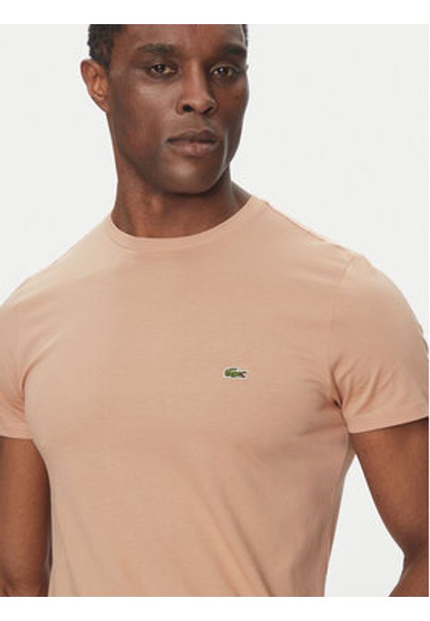 Lacoste T-Shirt TH6709 Beżowy Regular Fit. Kolor: beżowy. Materiał: bawełna