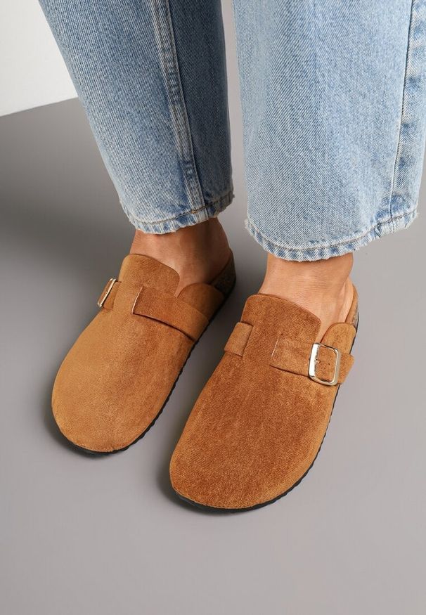 Renee - Brązowe Klapki Ozdobione Klamrą na Pasku Zelevelis. Okazja: na co dzień. Kolor: brązowy. Materiał: jeans. Wzór: aplikacja. Obcas: na obcasie. Styl: elegancki, casual. Wysokość obcasa: niski