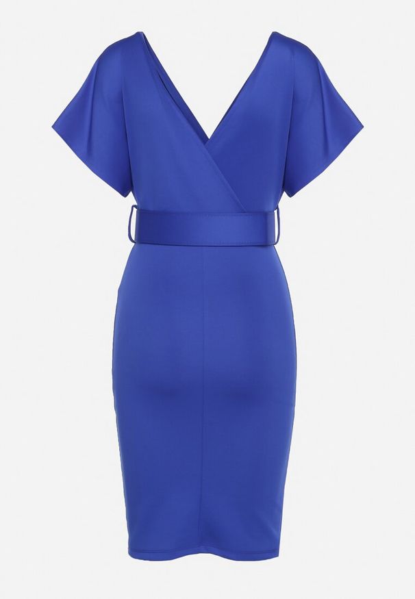 Born2be - Granatowa Sukienka z Kopertowym Dekoltem z Materiałowym Paskiem Zdobionym Klamrą Fienara. Okazja: na co dzień. Kolor: niebieski. Materiał: materiał. Wzór: aplikacja. Typ sukienki: kopertowe. Styl: klasyczny, casual