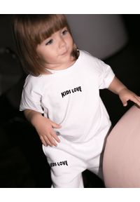 KIDS LOVE - Biały t-shirt Menfi. Kolor: biały. Materiał: dresówka #1