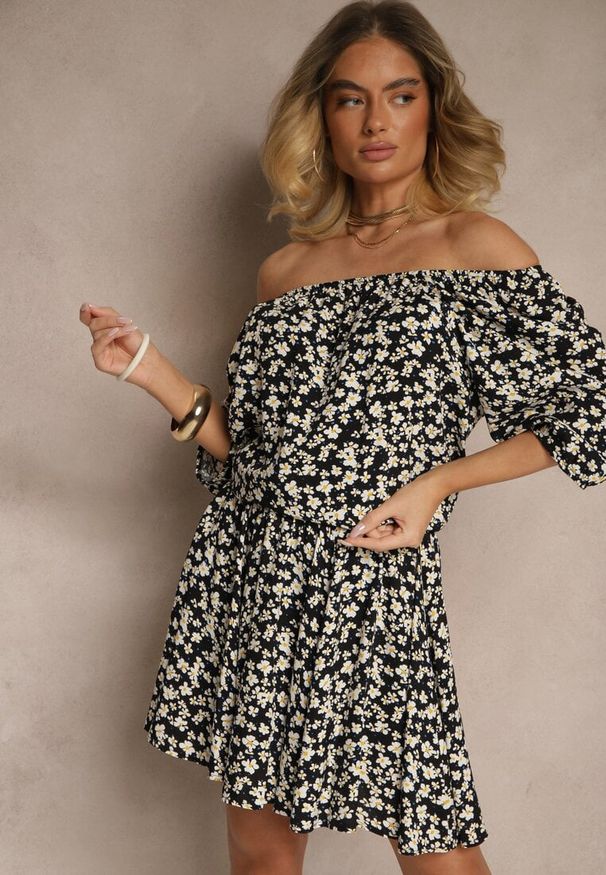Renee - Czarna Bluzka Hiszpanka w Kwiatowy Wzór Julivian. Okazja: na co dzień. Typ kołnierza: dekolt hiszpanka. Kolor: czarny. Materiał: jeans. Wzór: kwiaty. Sezon: lato. Styl: elegancki, casual