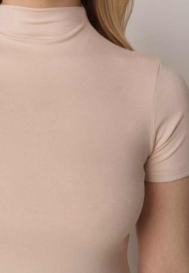 Born2be - Jasnobeżowy Dopasowany T-shirt z Wiskozy z Golfem Isovera. Okazja: do pracy, na spotkanie biznesowe. Typ kołnierza: golf. Kolor: beżowy. Materiał: wiskoza. Długość rękawa: krótki rękaw. Długość: krótkie. Wzór: aplikacja. Styl: elegancki, biznesowy