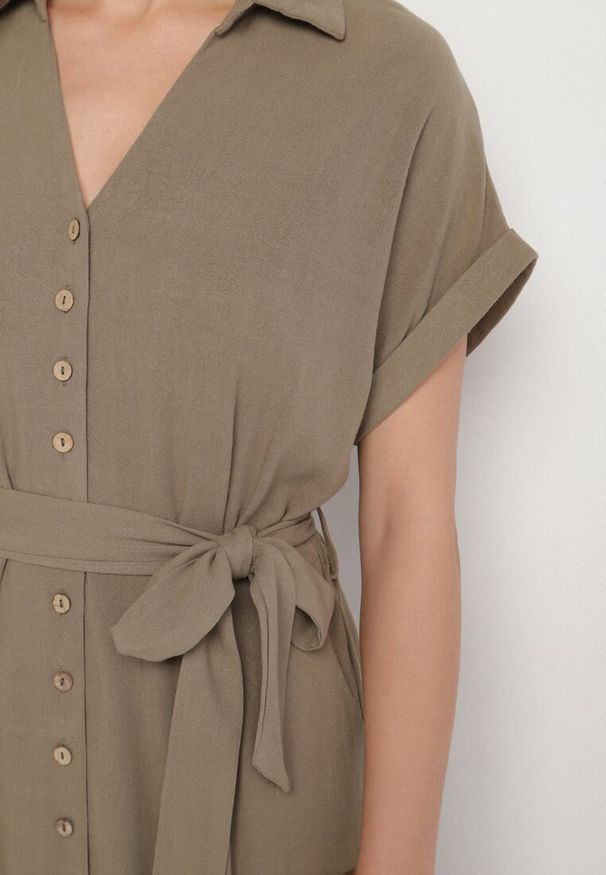 Born2be - Ciemnozielona Sukienka Koszulowa z Wiskozy i Lnu Wiązana w Talii z Kieszeniami Efrasira. Okazja: na co dzień. Kolor: zielony. Materiał: wiskoza, len. Typ sukienki: koszulowe. Styl: casual, elegancki
