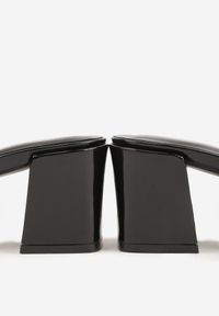 Born2be - Czarne Eleganckie Klapki na Słupku z Metaliczną Podłużną Aplikacją Hypsobe. Okazja: na co dzień. Kolor: czarny. Materiał: jeans, koronka. Wzór: aplikacja. Obcas: na słupku. Styl: elegancki #9