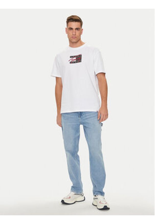 Tommy Jeans T-Shirt Street Sigh Flag DM0DM18528 Biały Regular Fit. Kolor: biały. Materiał: bawełna. Styl: street