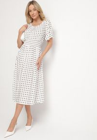 Born2be - Biała Sukienka z Bawełny Rozkloszowana w Kropki Toliennea. Okazja: na co dzień. Kolor: biały. Materiał: bawełna. Wzór: kropki. Styl: casual