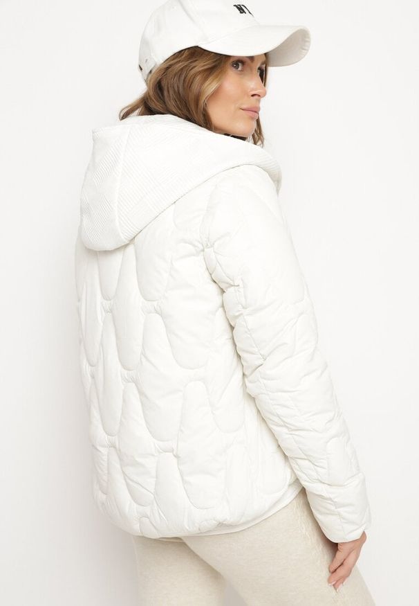 Born2be - Jasnobeżowa Pikowana Kurtka z Materiałowym Kapturem i Kieszeniami Ravalynne. Okazja: na co dzień, na spacer. Kolor: beżowy. Materiał: materiał. Styl: elegancki, klasyczny, casual, sportowy