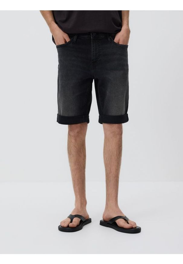 Reserved - Jeansowe szorty slim fit - czarny. Kolor: czarny. Materiał: jeans