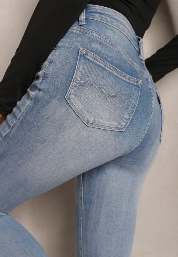 Renee - Niebieskie Jeansy o Fasonie Skinny z Postrzępionymi Nogawkami Quinte. Okazja: na co dzień. Kolor: niebieski. Styl: wizytowy, elegancki, casual