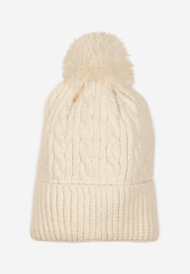 Renee - Jasnobeżowa Czapka w Ozdobny Warkoczowy Splot z Pomponem Emmilae. Kolor: beżowy. Materiał: dzianina, materiał. Wzór: ze splotem. Styl: casual, elegancki