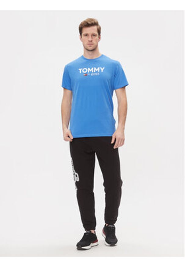 Tommy Jeans T-Shirt Tjm Slim Essential Tommy Tee DM0DM18264 Niebieski Slim Fit. Kolor: niebieski. Materiał: bawełna