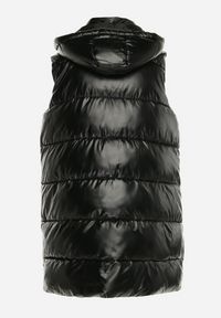 Born2be - Czarna Długa Kamizelka Pikowana z Kapturem Agelie. Typ kołnierza: kaptur. Kolor: czarny. Długość: długie. Wzór: aplikacja #2