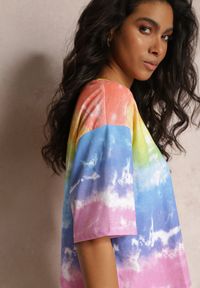 Renee - Niebiesko-Różowy T-shirt z Krótkim Rękawem i Wzorem Tie-Dye Orya. Kolor: niebieski. Długość rękawa: krótki rękaw. Długość: krótkie