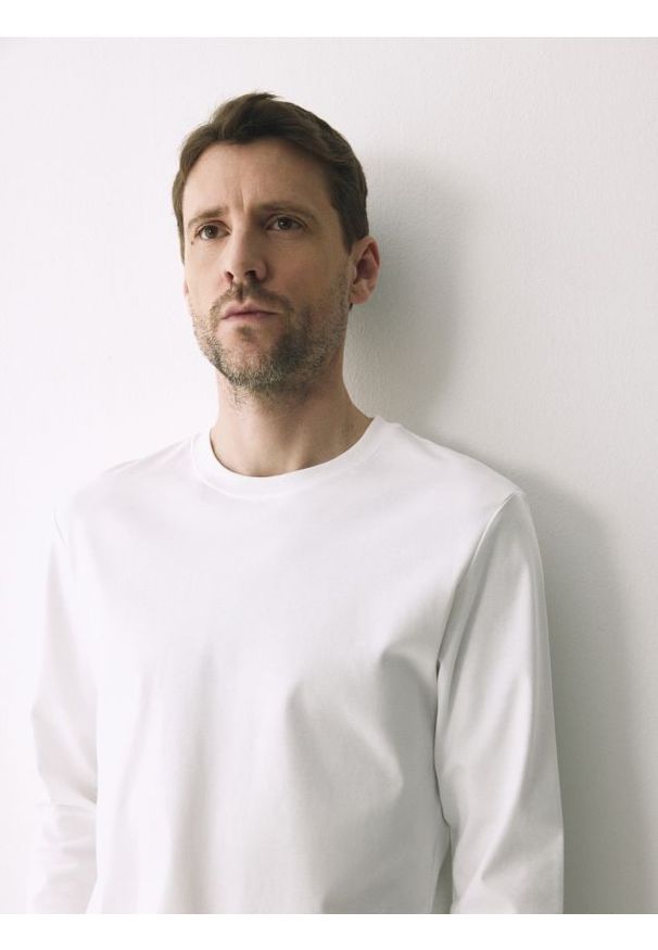 Reserved - Longsleeve z merceryzowanej bawełny - biały. Kolor: biały. Materiał: bawełna. Długość rękawa: długi rękaw