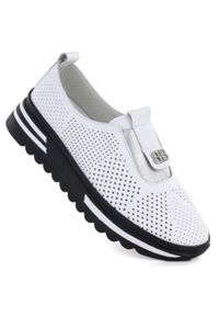 Skórzane półbuty damskie ażurowe na platformie białe S.Barski 7092. Okazja: na co dzień. Kolor: biały. Materiał: skóra. Szerokość cholewki: normalna. Wzór: ażurowy. Obcas: na platformie. Styl: casual, sportowy #1