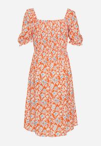 Born2be - Pomarańczowa Wiskozowa Sukienka Hiszpanka o Rozkloszowanym Kroju z Marszczonym Dekoltem Otlea. Okazja: na co dzień. Typ kołnierza: dekolt hiszpanka. Kolor: pomarańczowy. Materiał: wiskoza. Długość rękawa: krótki rękaw. Sezon: lato. Styl: boho, casual #4