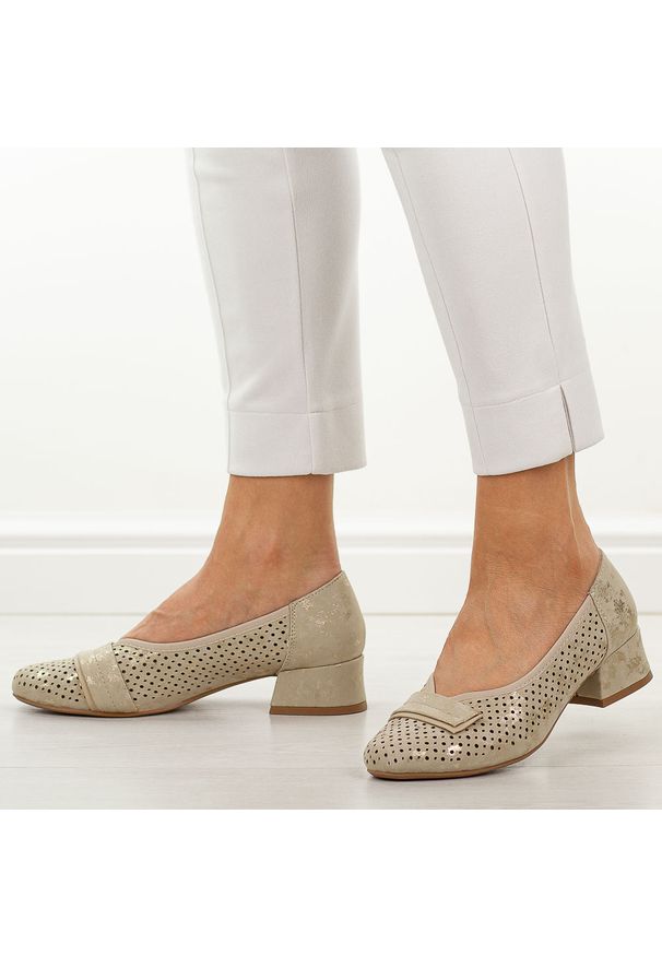 Złote ażurowe czółenka damskie na obcasie M.Daszyński Sa279-5. Okazja: na co dzień. Nosek buta: okrągły. Kolor: złoty. Szerokość cholewki: normalna. Wzór: ażurowy. Materiał: skóra. Sezon: wiosna, lato. Obcas: na obcasie. Styl: casual, elegancki, klasyczny, wizytowy. Wysokość obcasa: niski