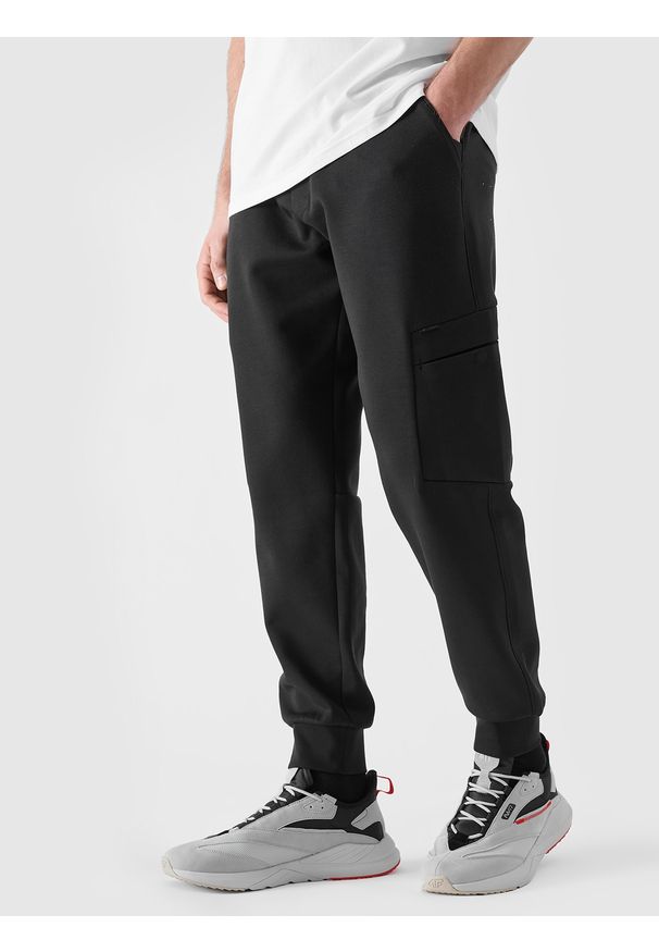 4f - 4F Spodnie dresowe joggery męskie - czarne XL. Kolor: czarny. Materiał: dresówka. Wzór: gładki, ze splotem. Sport: fitness