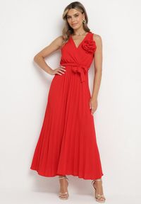 Born2be - Czerwona Plisowana Sukienka z Paskiem i Gumką w Talii Ozdobiona Broszką Kwiatem Vikmirra. Okazja: na randkę, na imprezę, na wesele, na ślub cywilny. Typ kołnierza: dekolt w kształcie V. Kolor: czerwony. Wzór: aplikacja, kwiaty. Styl: klasyczny, elegancki #4