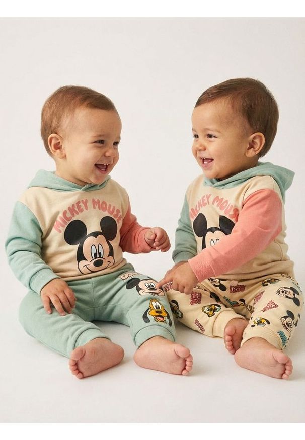 Sinsay - Ocieplane spodnie dresowe jogger Mickey Mouse - zielony. Kolor: zielony. Materiał: dresówka. Wzór: motyw z bajki