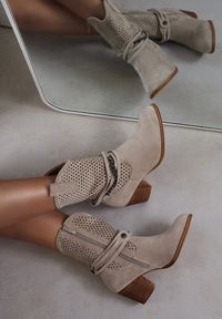 Renee - Jasnobeżowe Botki Vices na Słupku w Stylu Kowbojek z Ażurową Cholewką i Paskami Tulifedi. Zapięcie: pasek. Kolor: beżowy. Materiał: jeans, skóra. Szerokość cholewki: normalna. Wzór: ażurowy. Obcas: na słupku. Styl: rockowy. Wysokość obcasa: średni