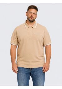 Big-Star - Koszulka męska polo beżowa Wladym 801. Okazja: na co dzień. Typ kołnierza: polo. Kolor: beżowy. Materiał: dzianina, materiał, bawełna, jeans. Wzór: nadruk, paski, aplikacja. Styl: wizytowy, klasyczny, sportowy, casual, elegancki #4