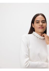 Reserved - Sweter z ozdobną aplikacją - kremowy. Kolor: kremowy. Materiał: wiskoza, dzianina. Wzór: aplikacja