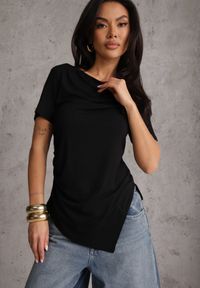 Renee - Czarna Asymetryczna Bluzka z Wiskozy z Krótkim Rękawem Zdobiona Marszczeniem Undishi. Okazja: na co dzień. Typ kołnierza: dekolt w łódkę. Kolor: czarny. Długość: krótkie. Wzór: aplikacja. Materiał: wiskoza. Długość rękawa: krótki rękaw. Sezon: lato. Styl: casual, klasyczny #4