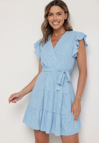 Born2be - Jasnoniebieska Kopertowa Sukienka Ozdobiona Falbanami i Paskiem Liliessa. Okazja: na co dzień. Typ kołnierza: dekolt w kształcie V. Kolor: niebieski. Wzór: aplikacja. Typ sukienki: kopertowe. Styl: elegancki, casual, klasyczny #1