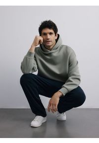 Reserved - Gładka bluza z kapturem - jasnozielony. Typ kołnierza: kaptur. Kolor: zielony. Materiał: dzianina, bawełna. Wzór: gładki #1