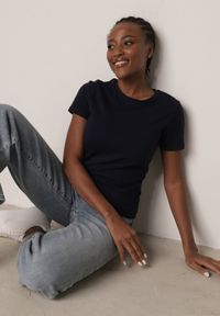 Born2be - Granatowy Bawełniany T-shirt w Klasycznym Stylu Nedila. Kolor: niebieski. Materiał: bawełna. Długość: długie. Styl: klasyczny #1