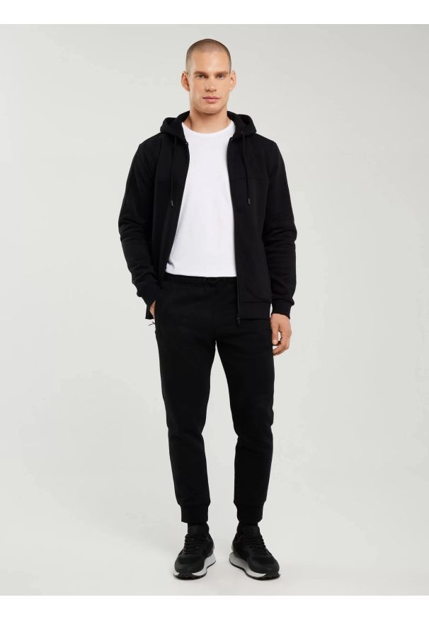Big-Star - Spodnie męskie dresowe czarne Kersyn 906/ Ajron 906. Kolor: czarny. Materiał: dresówka. Wzór: aplikacja