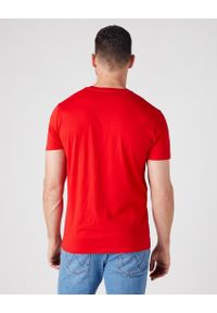 Wrangler - WRANGLER SS LOGO TEE MĘSKI T-SHIRT LOGO FLAME RED W7MUD3R06 112146387