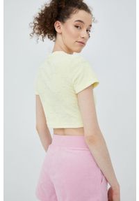 Juicy Couture t-shirt damski kolor żółty. Okazja: na co dzień. Kolor: żółty. Materiał: materiał, dzianina, włókno. Długość rękawa: krótki rękaw. Długość: krótkie. Styl: casual #5