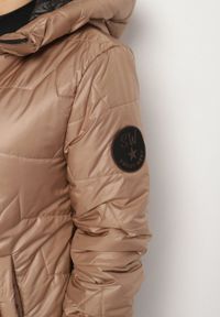 Born2be - Jasnobrązowa Przejściowa Kurtka z Pikowanymi Przeszyciami Fesinoa. Okazja: na co dzień, na spacer. Typ kołnierza: kaptur. Kolekcja: plus size. Kolor: brązowy. Materiał: jeans. Styl: casual #4