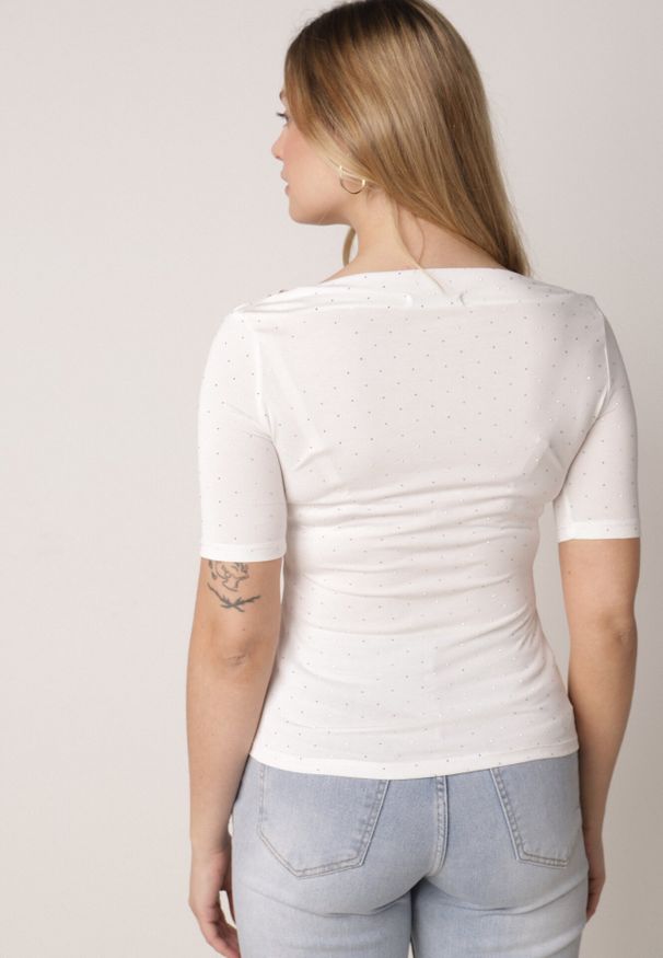 Born2be - Biała Bluzka z Cyrkoniami i Dekoltem w Łódkę Saloriel. Okazja: na co dzień. Kolor: biały. Materiał: jeans, skóra, poliester. Wzór: aplikacja. Styl: wizytowy, casual