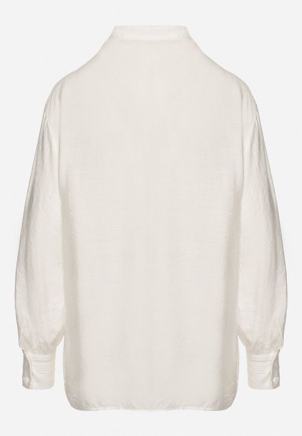 Born2be - Biała Koszula z Wiskozą o Klasycznym Kroju Zdobiona Haftem Korilene. Okazja: na spotkanie biznesowe. Typ kołnierza: kołnierzyk klasyczny. Kolor: biały. Materiał: wiskoza. Długość rękawa: długi rękaw. Długość: długie. Wzór: aplikacja, haft. Styl: klasyczny