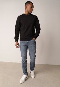 Born2be - Czarna Bluza o Klasycznym Kroju z Bawełną Merinne. Okazja: na co dzień. Kolor: czarny. Materiał: bawełna. Styl: klasyczny #8