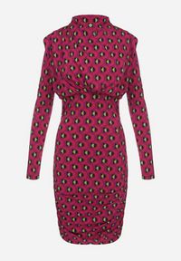 Born2be - Fuksjowa Sukienka Dopasowana w Geometryczny Wzór Bozi. Okazja: na co dzień. Kolor: różowy. Długość rękawa: długi rękaw. Wzór: geometria. Typ sukienki: proste. Styl: casual, elegancki #3