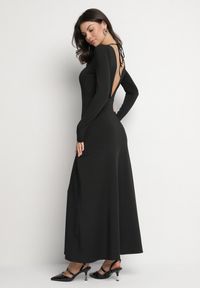 Born2be - Czarna Rozkloszowana Sukienka z Wiskozą z Odkrytymi Plecami i Wiązaniem Irellisa. Okazja: na co dzień. Kolor: czarny. Materiał: wiskoza. Styl: elegancki, casual