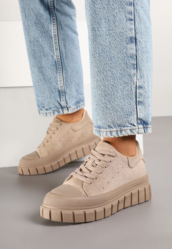 Born2be - Ciemnobeżowe Sneakersy Vices na Grubej Tłoczonej Podeszwie z Perforacją Lealita. Okazja: na co dzień. Kolor: beżowy. Materiał: jeans. Szerokość cholewki: normalna