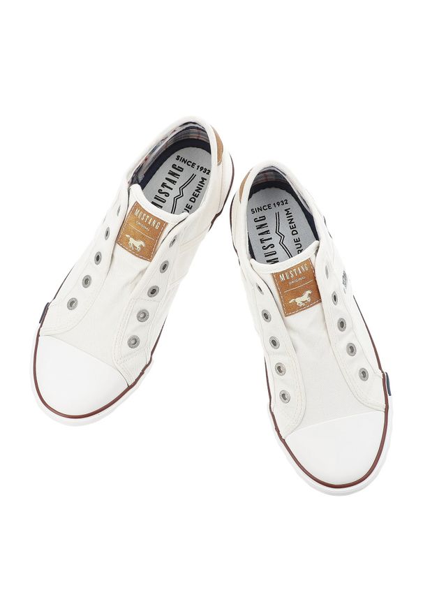 Trampki damskie Mustang, cholewka z materiału wsuwana konstrukcja z elastycznymi wstawkami klasyczna forma niska podeszwa zapewniająca komfort na co. Okazja: na co dzień, na spacer. Kolor: biały. Materiał: materiał. Szerokość cholewki: normalna. Styl: klasyczny