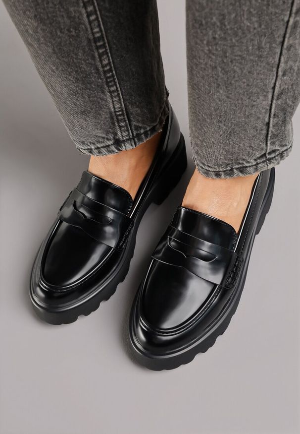 Renee - Czarne Mokasyny z Imitacji Skóry na Grubej Podeszwie Inran. Zapięcie: bez zapięcia. Kolor: czarny. Materiał: skóra. Szerokość cholewki: normalna. Wzór: aplikacja